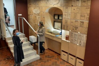 Atėjusių į Panevėžio apskrities Gabrielės-Petkevičaitės-Bitės viešąją biblioteką ir nusileidusių į rūsį laukia staigmena – išskirtinė ekspozicija „Bitės aruodai“. Tai nedidelėje erdvėje sutalpinta itin gausi ekspozicija, supažindinanti su vienos didžiųjų Lietuvos moterų – G. Petkevičaitės-Bitės gyvenimu, asmenybe, veikla, kūryba bei jos vertybėmis.