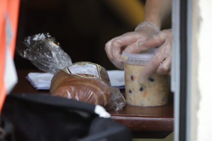 „Sodra“ skelbia apie augančias atlyginimus, bankai džiaugiasi rekordiniais indėliais, šluojamas nekilnojamasis turtas, žadamos didesnės pensijos. Tačiau benamių užuovėja – Panevėžio nakvynės namai – per karantiną net braškėjo nuo prašančiųjų pagalbos antplūdžio, maitinimo paslauga šioje įstaigoje išaugo kone trigubai, kaip ir kitoje miesto labdaros valgyklose.