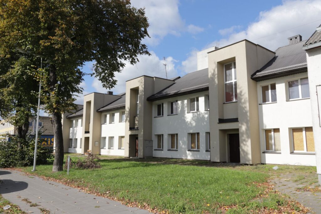 Panevėžio savivaldybė ant prekystalio kloja neeilinę prekę – du tuščius, prieš penketą metų renovuotus daugiabučius.