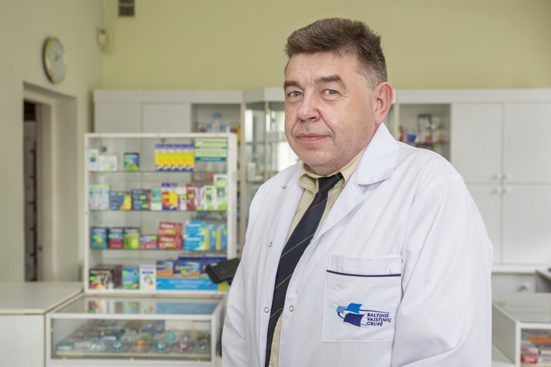 Juras Kirkus pastebi, jog pirkėjai tapo nekantrūs: pamatę, jog vaistinėje teks palūkuriuoti eilėje, traukia tolyn. „SEKUNDĖS“ nuotr.