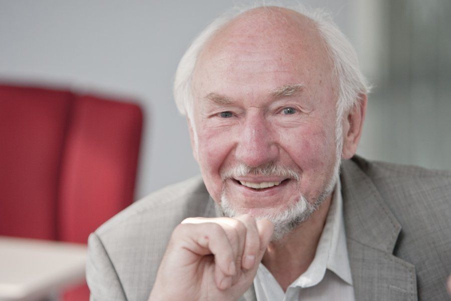 Pasak L. Klimkos, kapinėse nereikia nei pompastikos, nei įrengti gėlynų – reikia jausmo. DELFI nuotr.