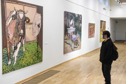 Kokį ryšį gali turėti keiksmažodžiai ir menas? Kas slepiasi po emocijų kaukėmis? Ieškoti atsakymų intriguoja Panevėžio dailės galerijoje atidarytos dviejų dailininkų personalinės parodos: Eugenijaus Marcinkevičiaus „Keiksmažodžiai“ ir Jolantos Kyzikaitės „Maskaradas“.