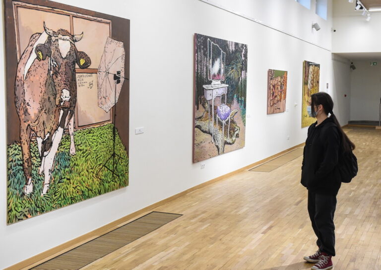 Kokį ryšį gali turėti keiksmažodžiai ir menas? Kas slepiasi po emocijų kaukėmis? Ieškoti atsakymų intriguoja Panevėžio dailės galerijoje atidarytos dviejų dailininkų personalinės parodos: Eugenijaus Marcinkevičiaus „Keiksmažodžiai“ ir Jolantos Kyzikaitės „Maskaradas“.