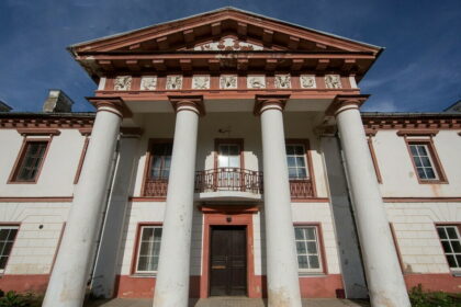 Ant prekystalio vis dažniau atsiduriantys senieji dvarai jau nieko nebestebina. Vasarą pirkėjams už daugiau nei pusę milijono eurų pasiūlytas dar gana gerai išsilaikęs Panevėžio rajono pašonėje esantis vienas didžiausių architektūrinių ansamblių Lietuvoje – Raguvėlės dvaro kompleksas.