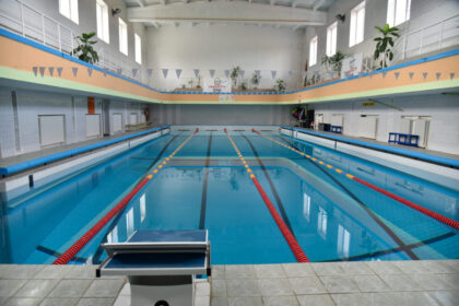 Šiandien – trylikta diena, kai duris atvėrė „Aukštaitijos“ sporto centro baseinas A. Jakšto gatvėje, o nuo pirmadienio norinčiuosius plaukioti kvies ir „Žemynos“ progimnazijos baseinas. Sporto centro darbuotojai spėjo atkreipti dėmesį, kad anksčiau miniomis į baseiną plūsdavę panevėžiečiai šiemet jį lanko vangokai. Kiek norinčiųjų plaukioti sulauks „Žemyna“, parodys kita savaitė, tačiau į jį patekti šiemet bus sudėtingiau nei anksčiau.