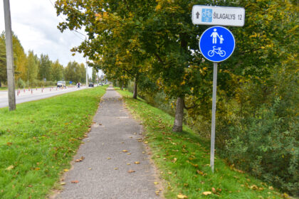 Nors Lietuva, kaip ir visa Europa, skatina gyventojus taršius automobilius pakeisti aplinkai draugišku transportu, Lietuvos automobilių kelių direkcija abejinga Panevėžio rajone į priemiesčio gyvenvietes vedantiems dviračių takams. Vieni jų tragiškos būklės, bet nesulaukia remonto, kitur kone gyvybiškai reikalingo tako iš viso nėra.