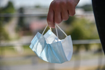 Susirgimams COVID-19 šaunant į viršų, vėl grąžintas reikalavimas uždarose patalpose dėvėti veido kaukes net ir tiems, kas turi galimybių pasus.