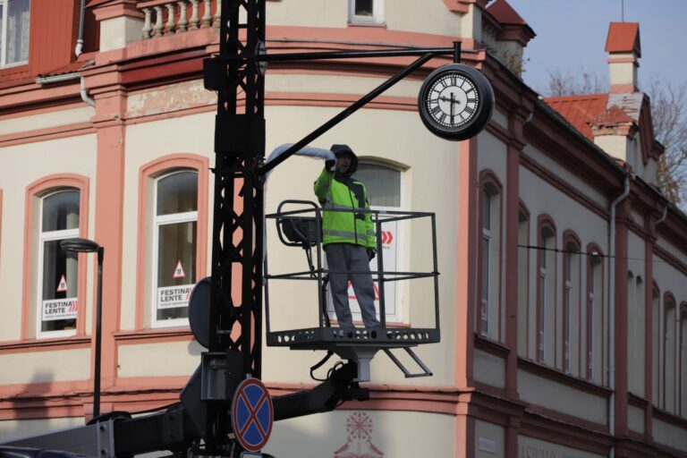 Lietuvoje naktį iš šeštadienio į sekmadienį įvedamas vasaros laikas, kai laikrodžius reikia pasukti viena valanda į priekį.