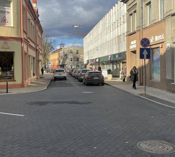 Panevėžyje karščiausi taškai, kur tvarkos sergėtojai gali kad ir visą dieną stovėti rinkdami baudas, – Respublikos gatvė (nuotraukoje) bei Liepų alėja. R. RADVILOS nuotr. 