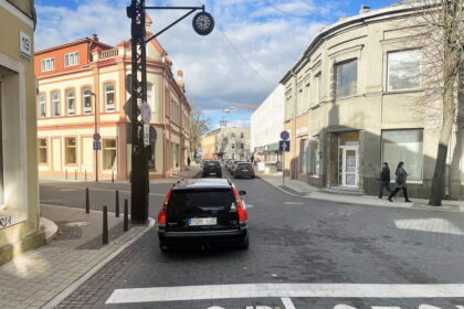 Nemokėjimas, o gal nenorėjimas tinkamai statyti automobilių – viena opiausių Panevėžio vairuotojų bėdų.