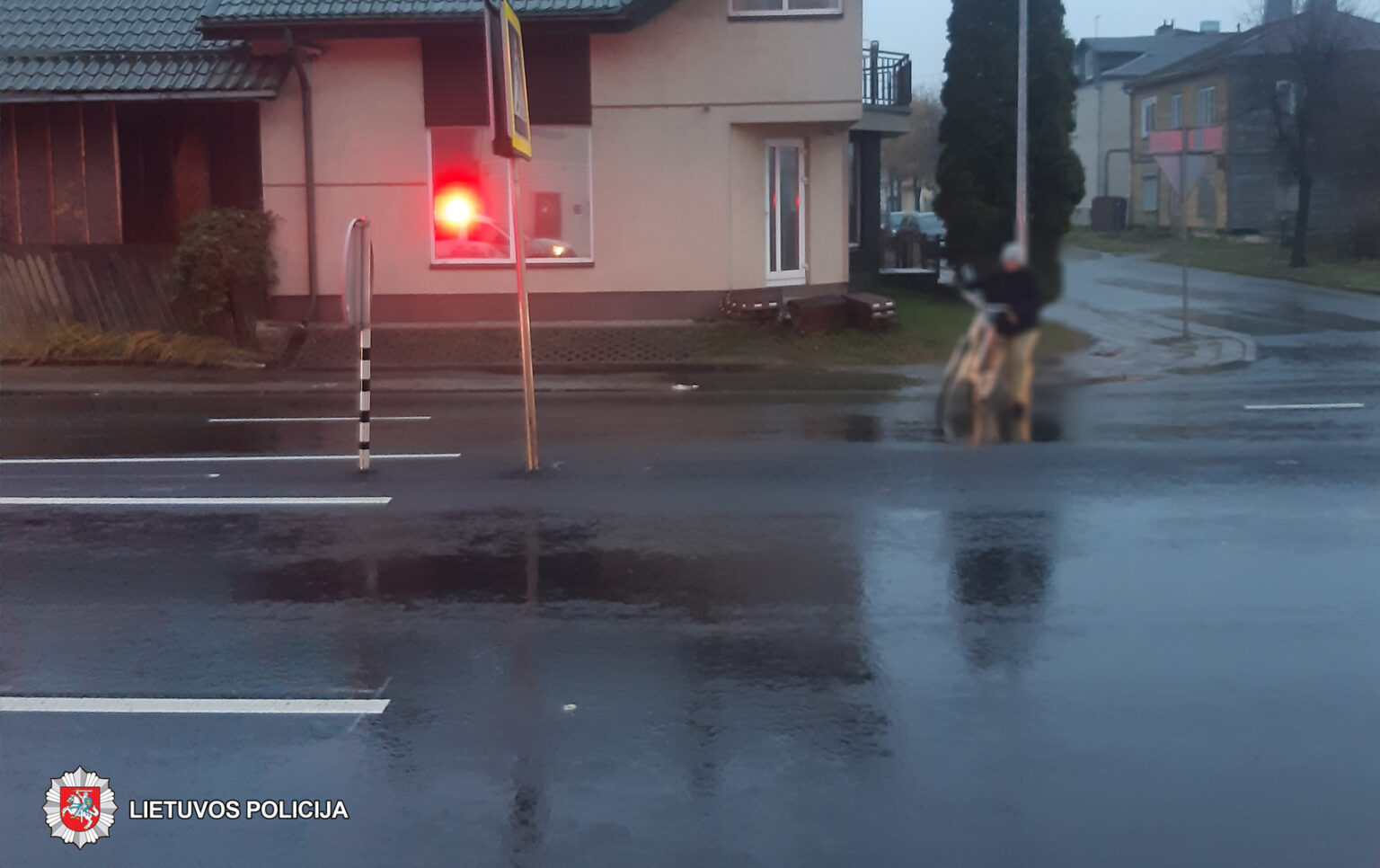 2021-11-03 apie 16.10 val. Panevėžyje, J. Basanavičiaus g., nenustatytas automobilis kliudė, per pėsčiųjų perėją, ėjusią pėsčiąją ir po eismo įvykio pasišalino.