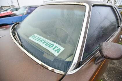 Jau pusmetį naudotų automobilių prekiautojai ir pirkėjai jaučia nuspaustą stabdį šiame sektoriuje. Nenaujos transporto priemonės Lietuvoje pastaruoju metu ne tik gerokai brango, bet ir smarkiai sumažėjo jų pasiūla iš užsienio.