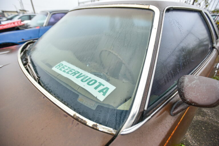 Jau pusmetį naudotų automobilių prekiautojai ir pirkėjai jaučia nuspaustą stabdį šiame sektoriuje. Nenaujos transporto priemonės Lietuvoje pastaruoju metu ne tik gerokai brango, bet ir smarkiai sumažėjo jų pasiūla iš užsienio.