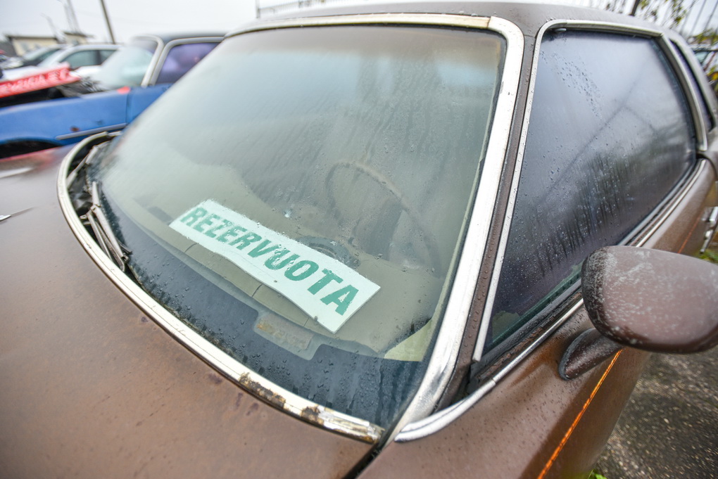 Jau pusmetį naudotų automobilių prekiautojai ir pirkėjai jaučia nuspaustą stabdį šiame sektoriuje. Nenaujos transporto priemonės Lietuvoje pastaruoju metu ne tik gerokai brango, bet ir smarkiai sumažėjo jų pasiūla iš užsienio.