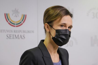 Valdantiesiems atmesti prezidento Gitano Nausėdos veto dėl įstatymo pataisų, numatančių, kad nepasiskiepiję darbuotojai turėtų patys susimokėti už privalomus testus nuo COVID-19, yra svarbu ne dėl priešpriešos su šalies vadovu, o dėl to, nes ši priemonė galimai paskatintų gyventojus sparčiau vakcinuotis, pabrėžia Seimo pirmininkė Viktorija Čmilytė-Nilsen.