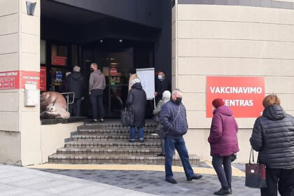 Po to, kai Seimas nutarė, kad 75 metų ir vyresniems pasiskiepijusiems senjorams bus mokama 100 eurų, nuo spalio vidurio prie Laisvės aikštėje esančio vakcinavimo centro pradėjo tįsti eilės.