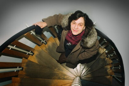 2021 m. spalio 31-ąją Elena Mezginaitė būtų šventusi 80-metį. 2005 m. vasario 9-ąją poetės netekome. Šiose datose įsiterpia gyvenimas, skaudėjimai, sopuliai, ieškojimai, praradimai, supratimai, priartėjimai... Šios datos jau lyg ir įpareigoja surinkti, surašyti tai, ką prisimename iš susitikimų, gyvenimo tekėjimo. Surinkti tai, kas liko, kas svarbu, kaip žiūrime ir vertiname dabar.