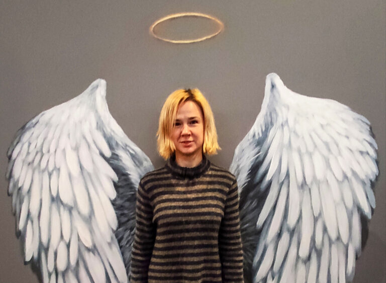 „Esu Jurga. Visada prisistatau vardu. O kas esu po tuo vardu? Tikriausiai per pusę – mama ir interjero dizainerė“, – kukliai šypsosi Jurga Krikščiokaitytė.