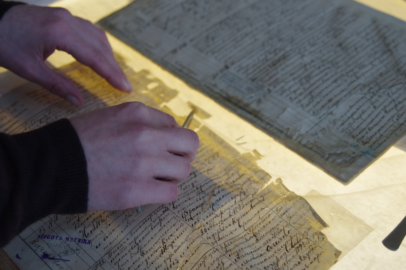Dokumentų restauravimas – procesas, kurio nepaskubinsi, todėl vienas specialistas paprastai dirba su keliomis bylomis tuo pat metu. LCVA nuotr.