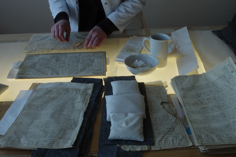 Lietuvos centrinio valstybės archyvo Dokumentų restauravimo skyriaus specialistai restauruoja dokumentus beveik visiems archyvams. LCVA nuotr.