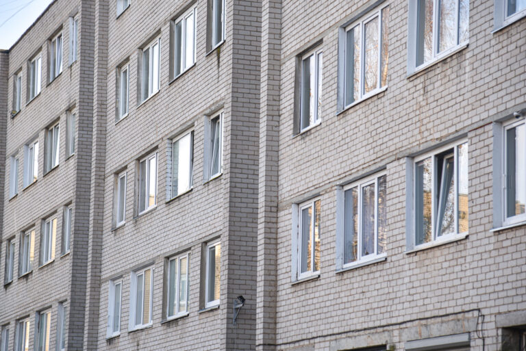 Panevėžyje vieno Nemuno gatvės daugiabučio gyventojai, nebegalėdami apsikęsti iš kaimyno buto ne pirmus metus sklindančio dvoko, pagalbos šaukiasi miesto Savivaldybės.