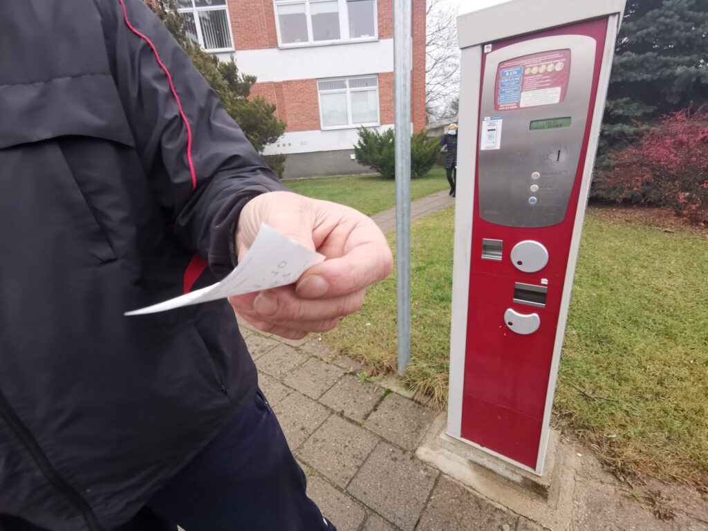 Automobilių stovėjimo vietų trūkumą Panevėžyje bandoma išspręsti daugiau nei keturiomis dešimtimis parkomatų.