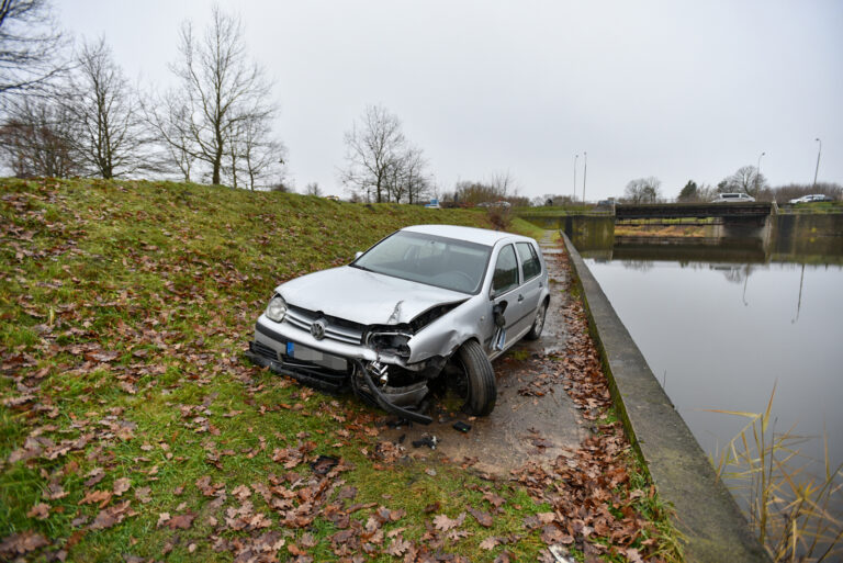 Panevėžyje nuo kelio nulėkusį automobilį nuo didesnės nelaimės apsaugojo betoniniai užtvankos bortai.