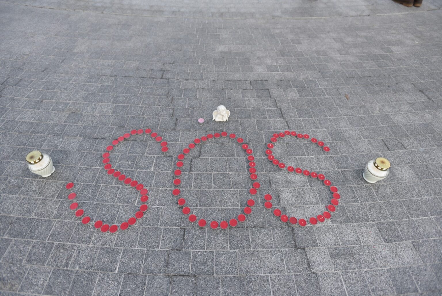 Sveikatos apsaugos ministras Arūnas Dulkys prie Vyriausybės rūmų prieš galimybių paso įvedimą vaikams nuo 12-os metų protestavusioms basoms mamoms sako, kad prašymas vaikams leisti nesiskiepyti prilygsta leidimui žaisti su sprogmenimis.