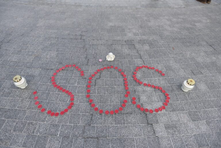 Sveikatos apsaugos ministras Arūnas Dulkys prie Vyriausybės rūmų prieš galimybių paso įvedimą vaikams nuo 12-os metų protestavusioms basoms mamoms sako, kad prašymas vaikams leisti nesiskiepyti prilygsta leidimui žaisti su sprogmenimis.