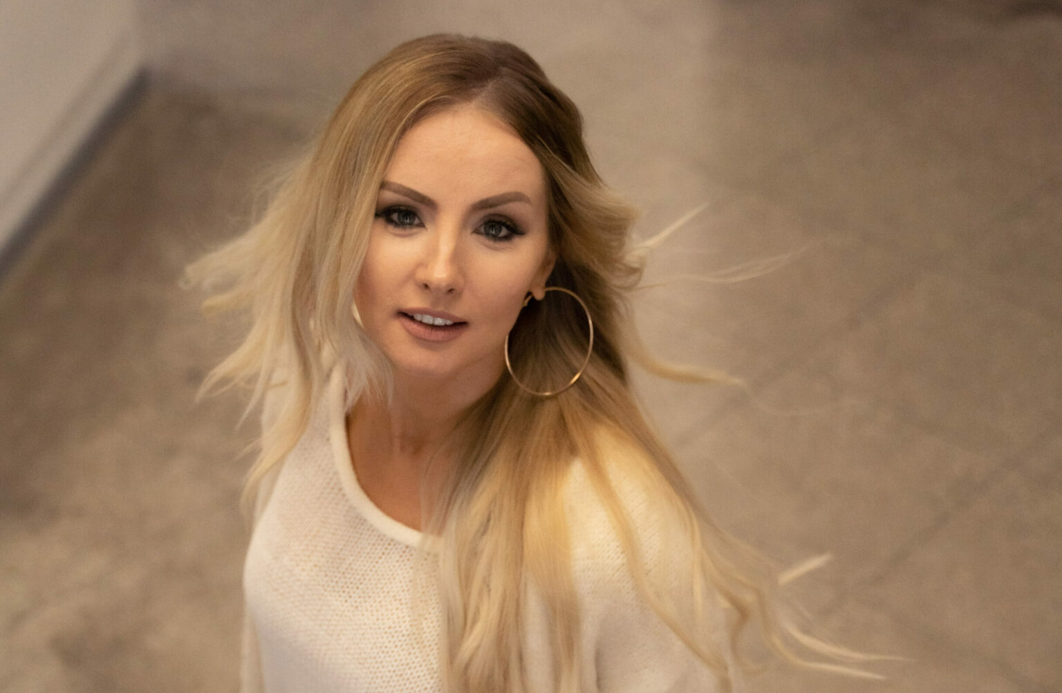 Trisdešimt trejų – be vyro, be vaikų... Taip šmaikščiai ir kartu saviironiškai prisistato humoro nestokojanti panevėžietė, dainų kūrėja Lauriana.