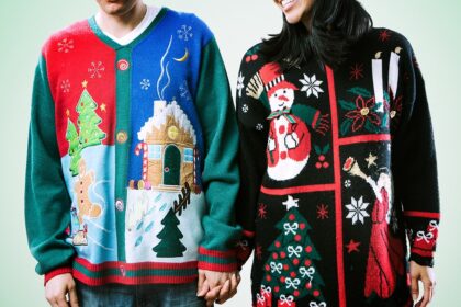 Per pastarąjį dešimtmetį bjauriu anksčiau laikytas kalėdinis megztinis tvirtai įsiliejo į žiemos šventinių dienų kultūrą. Juos dėvi ir karalienė Elžbieta II, ir popscenos karalienė Bejonsė: kaip visame pasaulyje išpopuliarėjo kalėdiniai megztiniai?