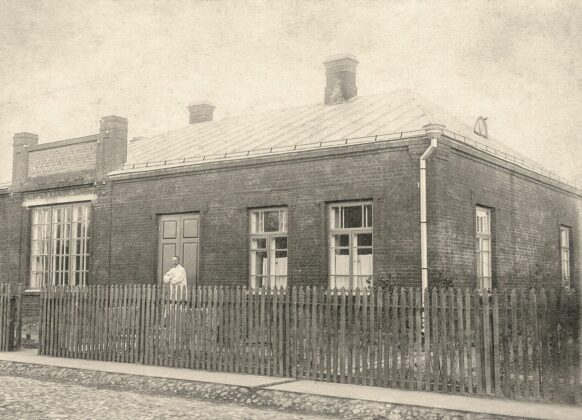 J. Zikaras prie savo namo P. Puzino gatvėje. Panevėžio kraštotyros muziejaus fondų nuotr.