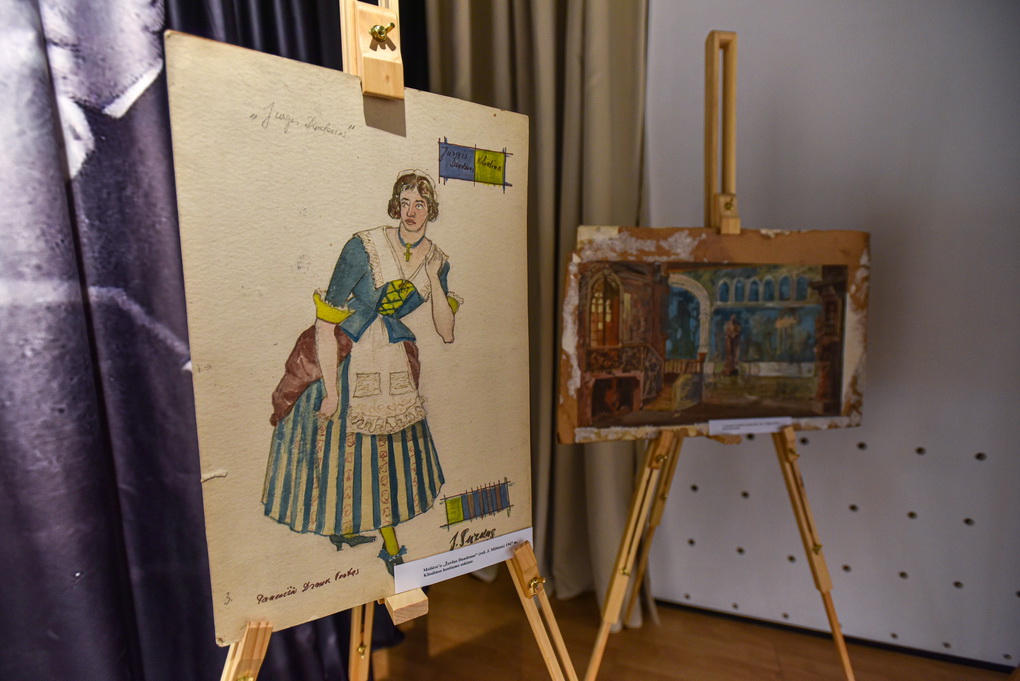 Juozo Miltinio palikimo studijų centre eksponuojami Jono Surkevičiaus scenovaizdžių bei kostiumų eskizai, sukurti Juozo Miltinio vadovaujamo Panevėžio dramos teatro spektakliams nuo 1942-ųjų iki 1949 metų. P. ŽIDONIO nuotr.