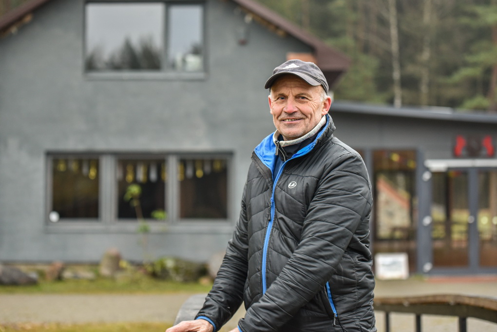 Juozas Vėbra pirmųjų užsakymų žiemos šventėms sulaukė anksti, tačiau neskubėjo rezervuoti vietų, baimindamasis nudegti, kaip nutiko pernai. P. ŽIDONIO nuotr.