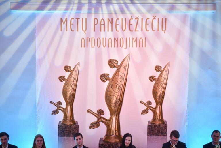 Jau tapo tradicija baigiantis metams pagerbti tuos, kurie daugiausia prisidėjo, kad Panevėžys taptų geresne vieta gyventi. Tuos, kurių pasiekimai ir indėlis Lietuvos ir Panevėžio vardą garsina visame pasaulyje. Ir tuos, kurių tyliai daromi darbai augina sparnus.