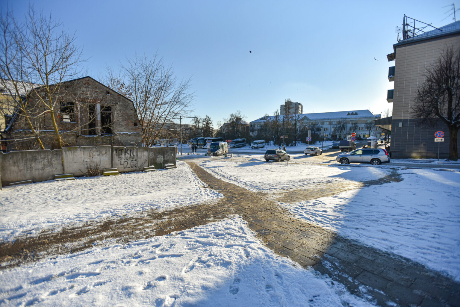 Tris premijas už geriausius būsimojo daugiabučio autobusų stoties pašonėje projektus numačiusi Panevėžio savivaldybė kol kas liko neišleidusi nė vienos. Iš dviejų gautųjų pasiūlymų architektų komisija nepritarė nė vienam.