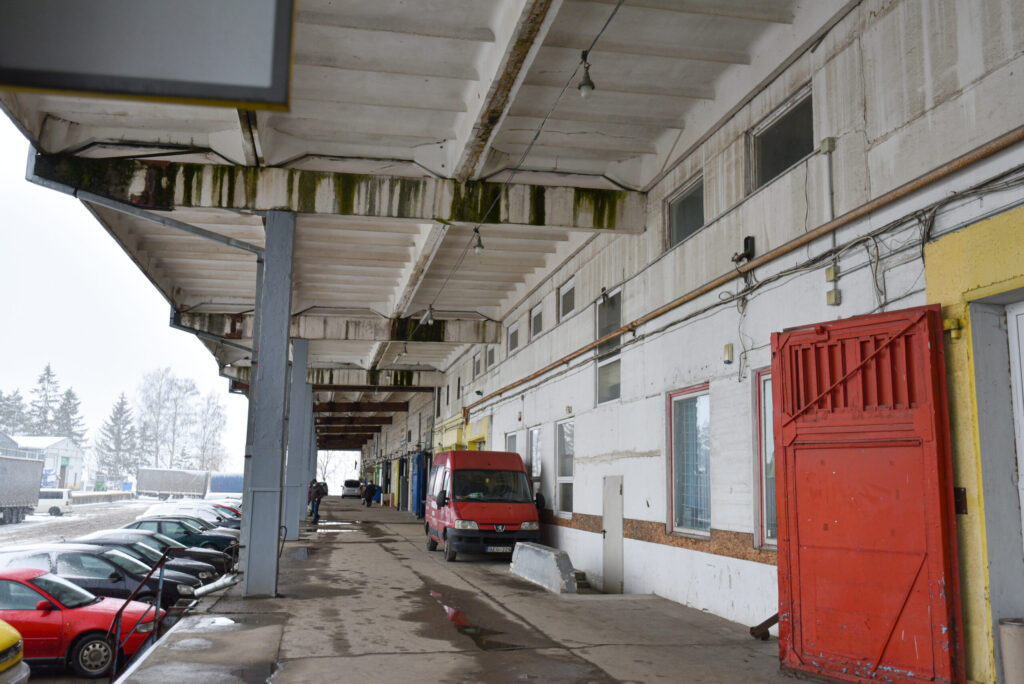 Beveik pustrečio milijono eurų – tokiu startu prasidėjo aukcionas, kuriame pardavinėjami Panevėžio pakraštyje esantys didžiuliai sandėliavimo pastatai, vietiniams geriau žinomi kaip miesto bazės. Po jų stogu patalpas nuomojasi daugybė verslo įmonių. Pardavėjų teigimu, parduodamam objektui dėmesio nestinga.