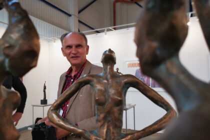 Vienas garsiausių Panevėžio skulptorių, dailininkas, tarptautinių akmens skulptūros simpoziumų organizatorius, daugiau nei tris dešimtmečius – Panevėžio dailės mokyklos direktorius, Jotvingių Kryžiaus ordino riteris ir garsios bajorų giminės tęsėjas. Ir visa tai – apie vieną žmogų: Vytautą Tallat-Kelpšą. Net ir nesidomintieji menu yra ne kartą matę jo kurtas skulptūras, puošiančias Panevėžio viešąsias erdves.