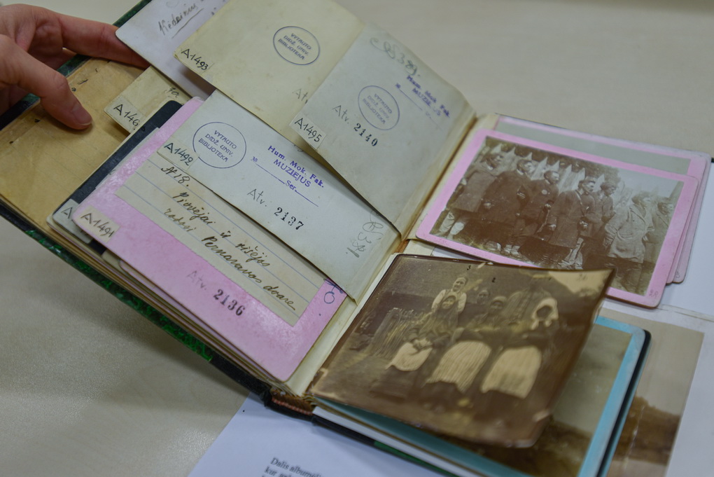 Vilniaus universiteto bibliotekoje saugomas su Panevėžiu susijęs dokumentas – kelionės į Naumiestį (dabar Kudirkos Naumiestis) rankraštis, arba tiksliau nuotraukos su daugiausia rašytojos Gabrielės Petkevičaitės-Bitės ranka darytais prierašais. P. ŽIDONIO nuotr. 