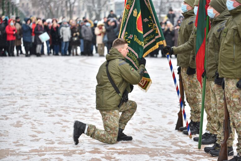 Panevėžio miesto širdyje – Laisvės aikštėje – tarnauti Lietuvai prisiekė Lietuvos kariuomenės mechanizuotosios pėstininkų brigados „Geležinis Vilkas“ Karaliaus Mindaugo husarų bataliono nuolatinės privalomosios pradinės karo tarnybos kariai.