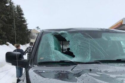 Kartais iš dangaus krinta ne tik sniegas. Nuo nenuvalyto automobilio atskridęs ledo luotas gali rimtai sužaloti važiuojančius, ar apgadinti transporto priemonę.