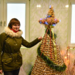 Vargu, ar galima rasti antrą tokią kalėdinę eglutę Lietuvoje, o gal net ir už jos ribų, kokią šiemet pasistatė žinoma sraigių augintoja iš Panevėžio rajono, Trakiškio, Janina Krikštaponienė.
