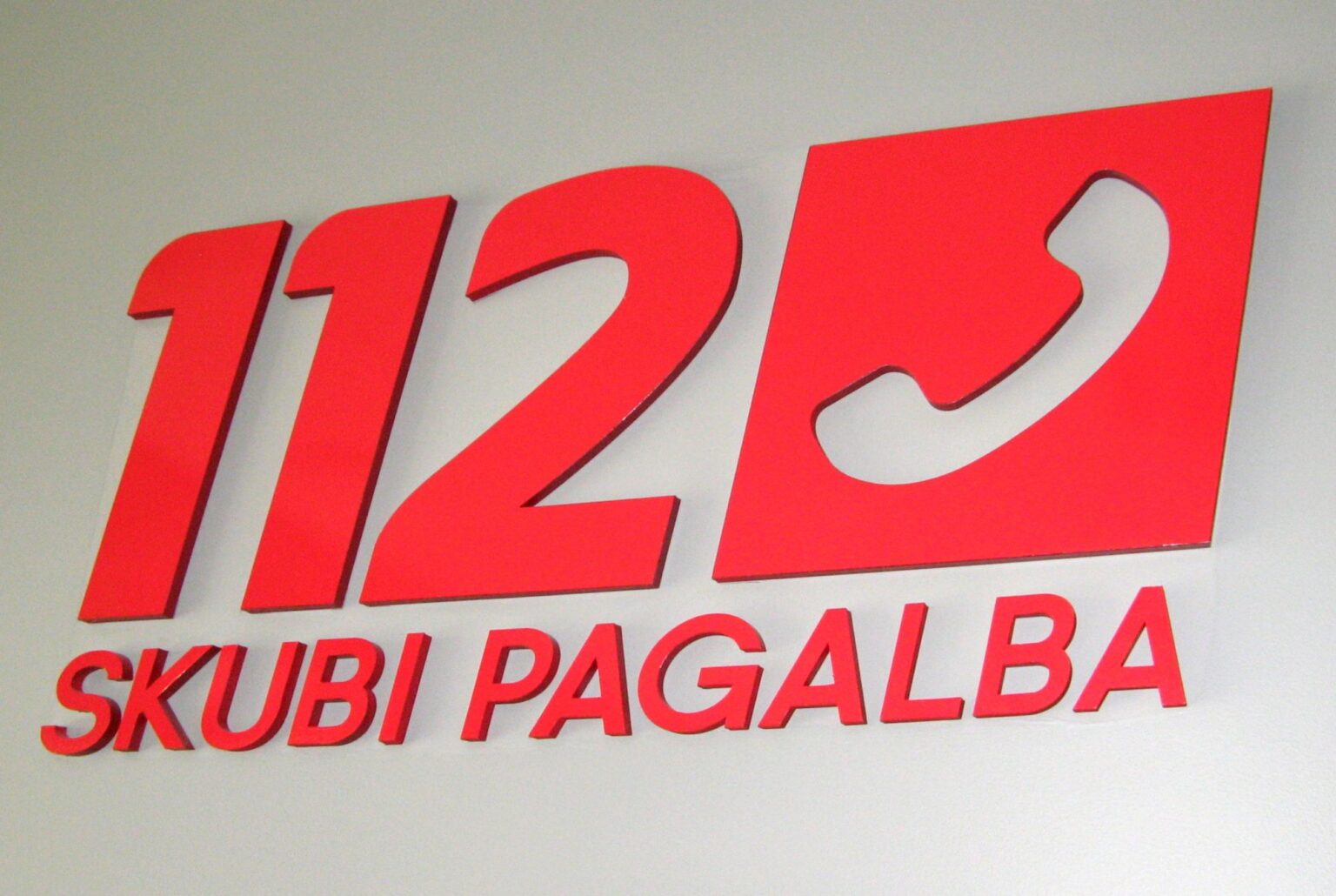 Šiandien 12.19 val. Bendrajame pagalbos centre skubiosios pagalbos tarnybų telefono numeriu 112 gautas pranešimas apie tai, kad Panevėžio rajone, Karsakiškio seniūnijoje, ties Naujikų kaimu susidūrė trys lengvieji automobiliai, eismo įvykio metu nukentėjo trys žmonės .