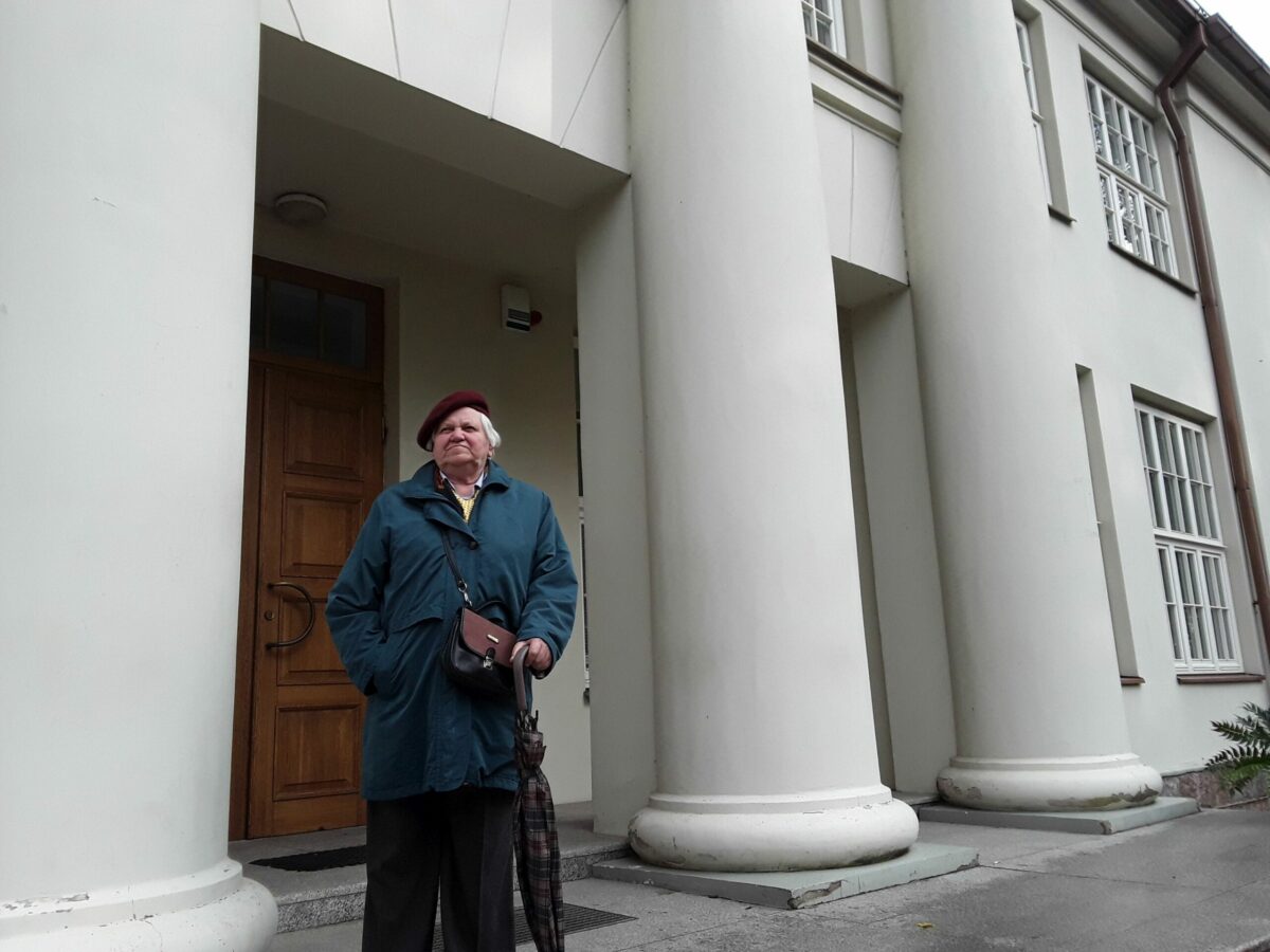 Stasė Medytė prie Kauno Stepo Žuko taikomosios dailės technikumo pagrindinių rūmų. J. Jasėno nuotr.