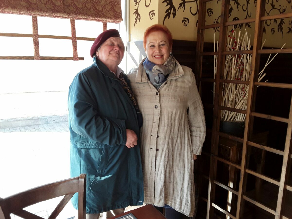 Stasė Medytė (kairėje) Panevėžyje su bičiule prozininke Aldona Ruseckaite. J. Jasėno nuotr.