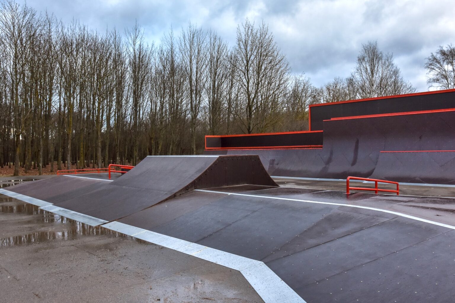 Į Panevėžio pašonėje esančiame Velžyje įrengtą modernią ekstremalaus sporto aikštelę iki šiol pavydžiai žvelgę miesto riedutininkai ir dviračių virtuozai greitai ims rinktis Parko gatvėje.