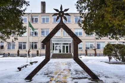 Atrodytų, paradoksas: už 16 kilometrų nuo Panevėžio esančiame Naujamiestyje vos pasirodžius skelbimui apie parduodamą butą ar sodybą, jie iškart nuperkami. Panevėžiečiai noriai keliasi gyventi į šį miestelį, turintį daugiau nei 700 gyventojų. Nepaisant, kad jų skaičius nemažėja, nuo kitų mokslo metų Naujamiestyje nebelieka gimnazijos.