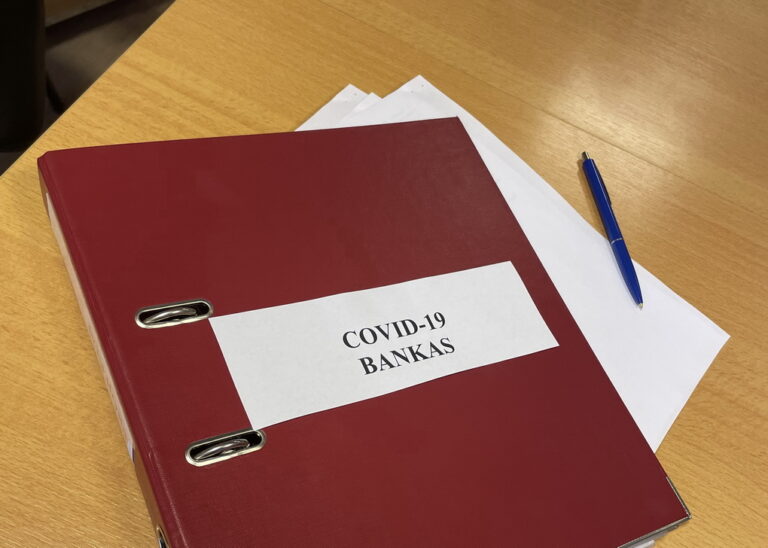 Bemaž pusantrų metų šalyje galiojanti tvarka, kai einant į uždaroje vietoje vykstantį renginį kiekvienam privalu užrašyti savo vardą, pavardę ir telefoną, pradeda išsigimti.