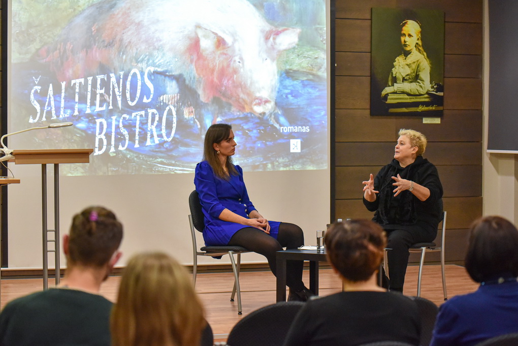 Į knygos pristatymą Panevėžio Gabrielės Petkevičaitės–Bitės bibliotekoje atėjusių panevėžiečių laukė atviras pokalbis su kraštiete autore. P. ŽIDONIO nuotr. 