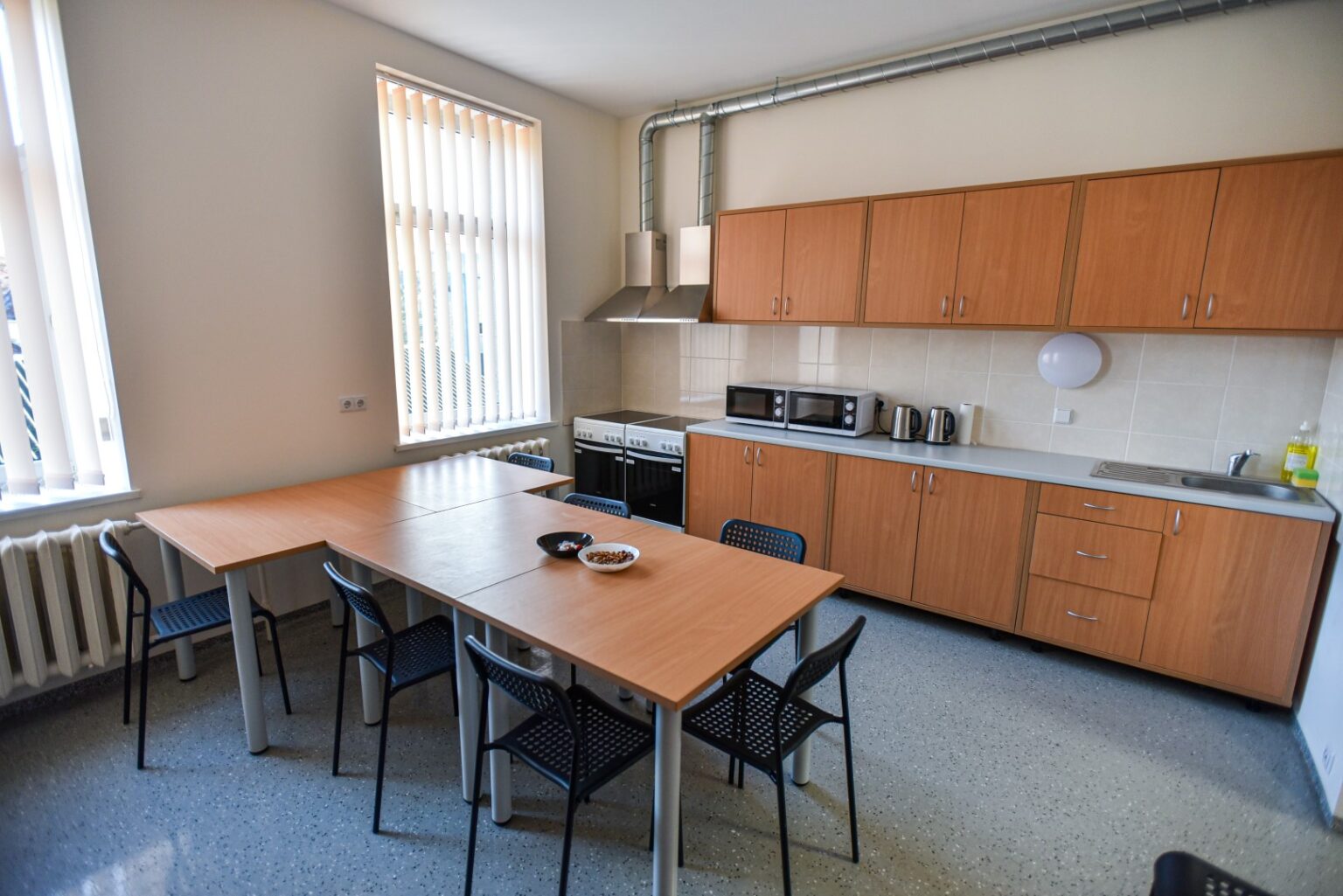 Panevėžio centre beveik prieš porą mėnesių atidarytuose Pusiaukelės namuose, skirtuose gerai besielgiantiems nuteistiesiems, Naujuosius sutiko trys gyventojai: du vyrai ir moteris. Pastaroji A. Smetonos gatvėje esančioje įstaigoje įkurdinta dar prieš iškilmingą jos atidarymą, du vyrai iš šalies įkalinimo įstaigų į juos atkelti prieš Kalėdas.